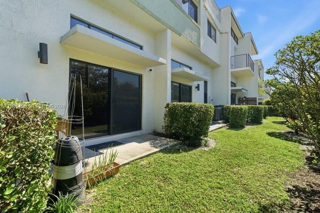 913 NW 45th Ter, Plantation, FL 33317