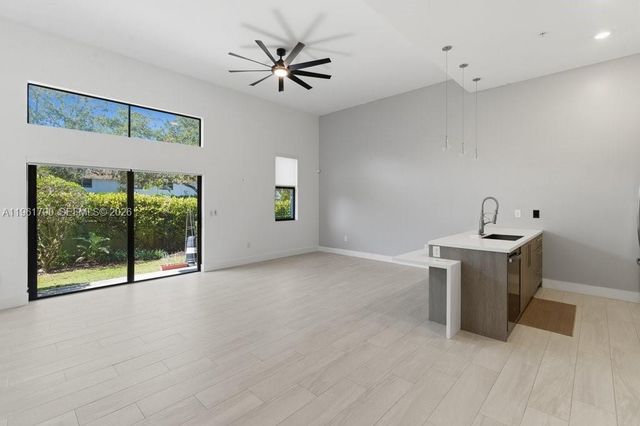 913 NW 45th Ter, Plantation, FL 33317