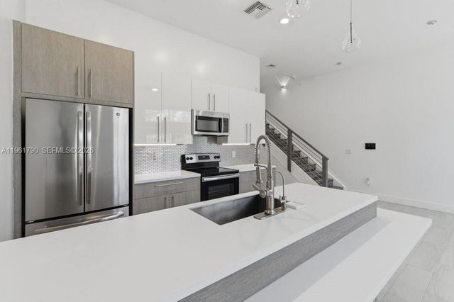 913 NW 45th Ter, Plantation, FL 33317