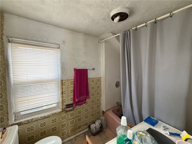 211 Division St, Braddock, PA 15104