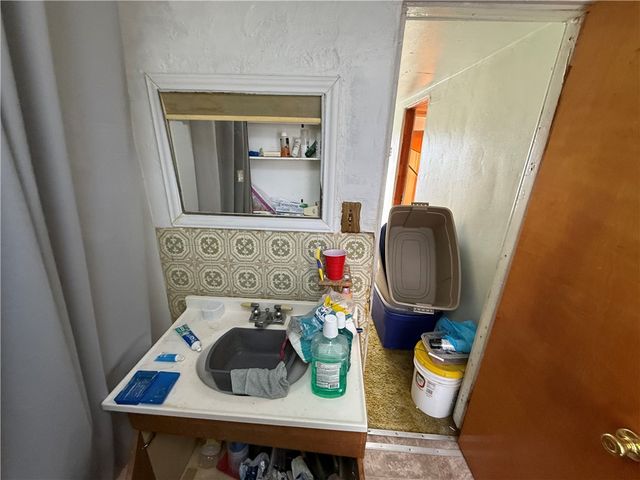 211 Division St, Braddock, PA 15104