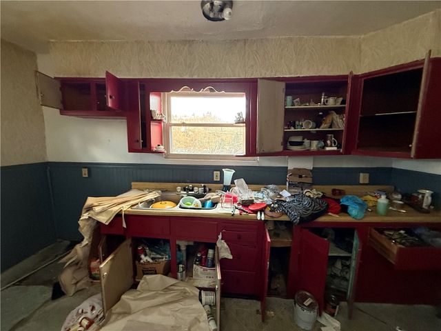 211 Division St, Braddock, PA 15104