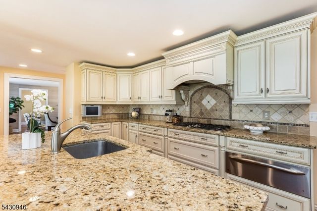 34 West Dr, Livingston Twp., NJ 07039