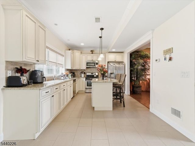 911 Worth Ave, Linden City, NJ 07036
