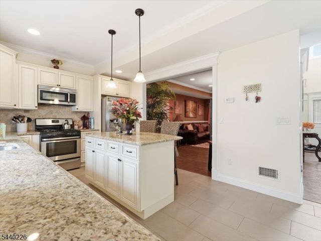 911 Worth Ave, Linden City, NJ 07036