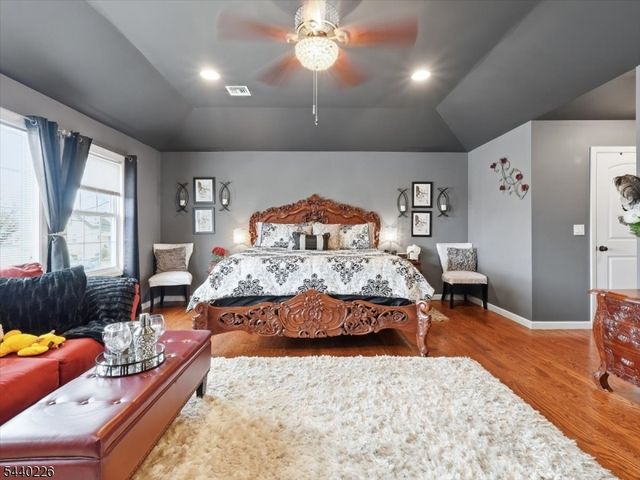 911 Worth Ave, Linden City, NJ 07036