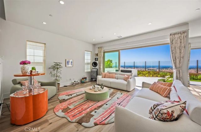 135 Oakstone, Irvine, CA 92618