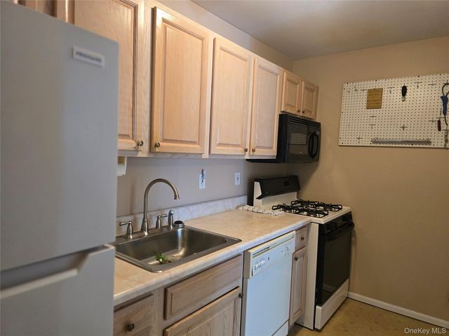2295 Milburn Avenue 13, Baldwin, NY 11510
