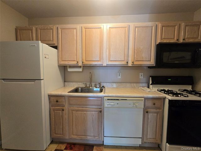 2295 Milburn Avenue 13, Baldwin, NY 11510
