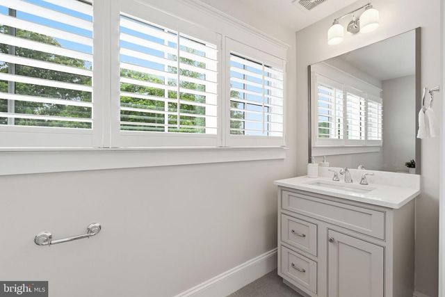 3555 N DICKERSON ST, Arlington, VA 22207
