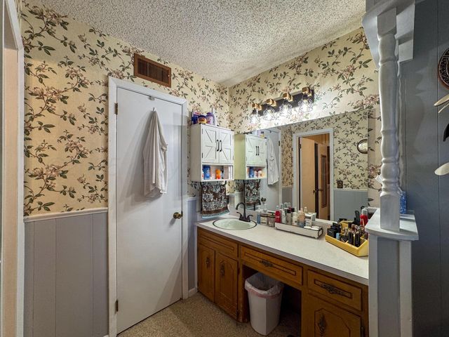 1409 N Iowa Street, Shamrock, TX 79079