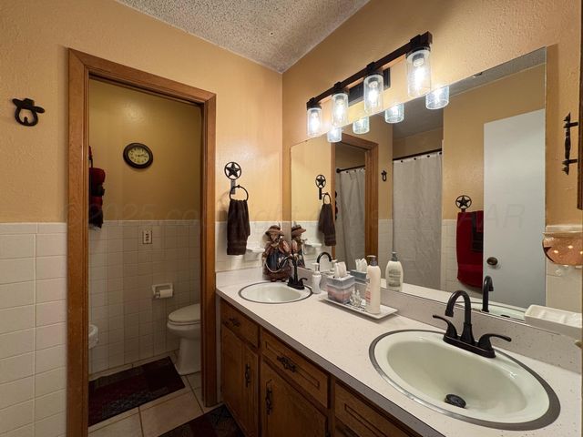 1409 N Iowa Street, Shamrock, TX 79079