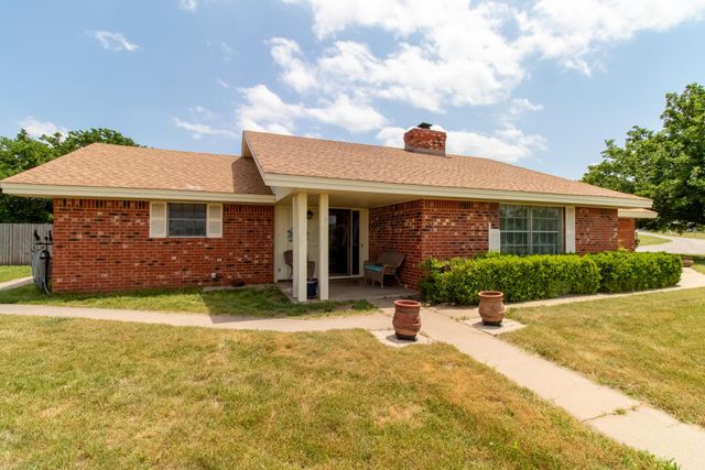 1409 N Iowa Street, Shamrock, TX 79079