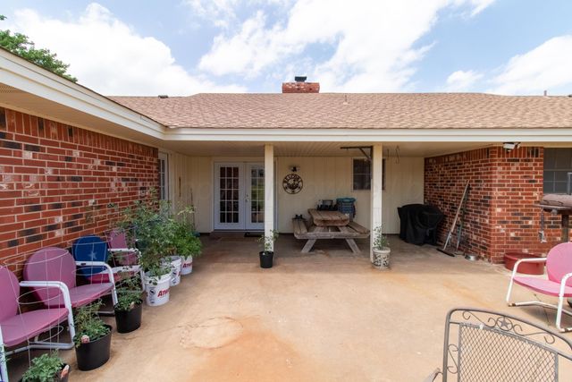 1409 N Iowa Street, Shamrock, TX 79079