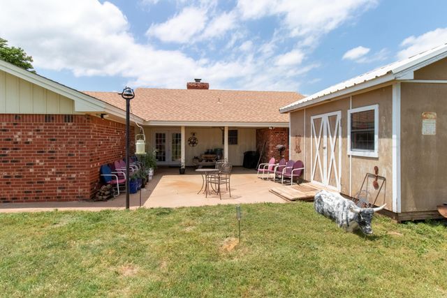 1409 N Iowa Street, Shamrock, TX 79079