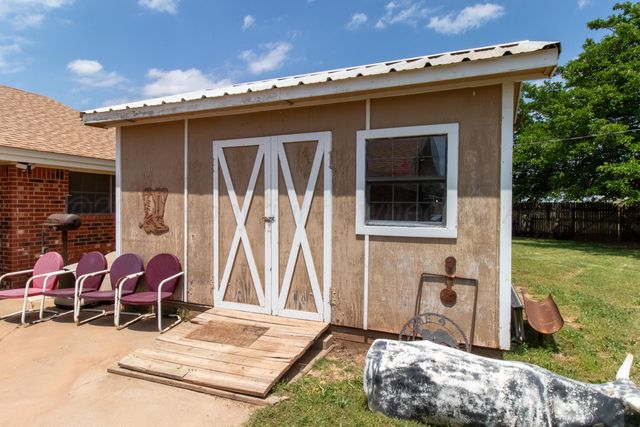 1409 N Iowa Street, Shamrock, TX 79079