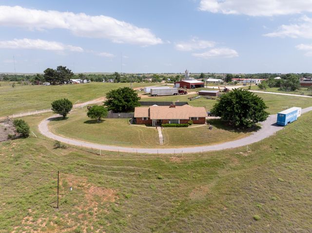 1409 N Iowa Street, Shamrock, TX 79079