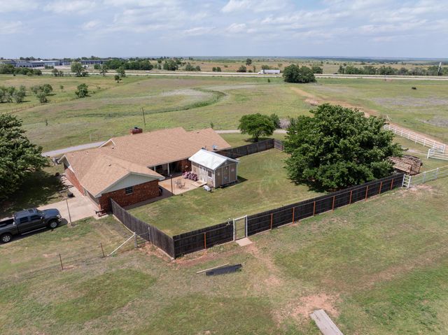 1409 N Iowa Street, Shamrock, TX 79079