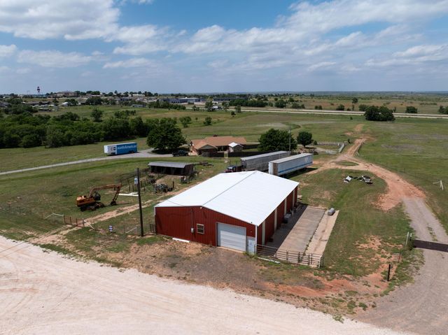 1409 N Iowa Street, Shamrock, TX 79079