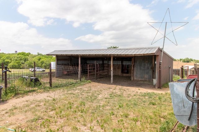 1409 N Iowa Street, Shamrock, TX 79079