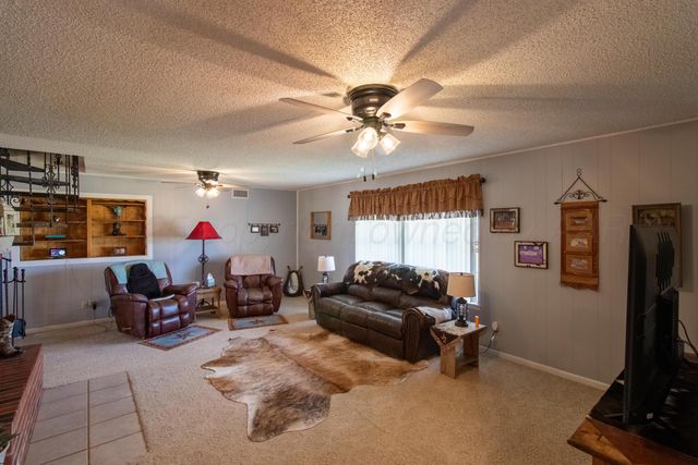 1409 N Iowa Street, Shamrock, TX 79079