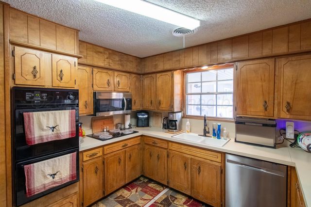 1409 N Iowa Street, Shamrock, TX 79079