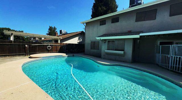 1205 Jamestown Street, Tulare, CA 93274