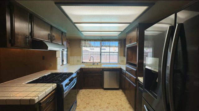 1205 Jamestown Street, Tulare, CA 93274