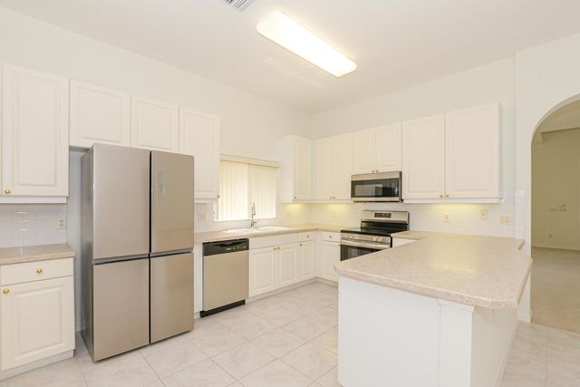 600 NW Lambrusco Drive, Port St Lucie, FL 34986
