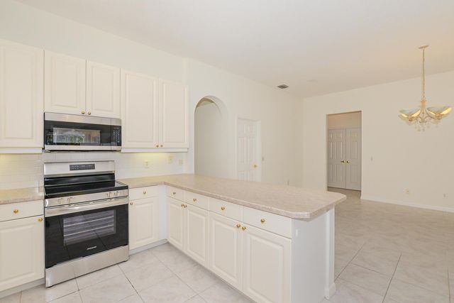 600 NW Lambrusco Drive, Port St Lucie, FL 34986