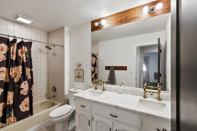 66300 White Rock Loop, Bend, OR 97703