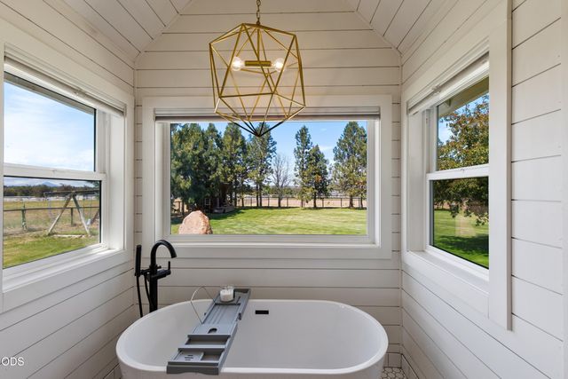 66300 White Rock Loop, Bend, OR 97703