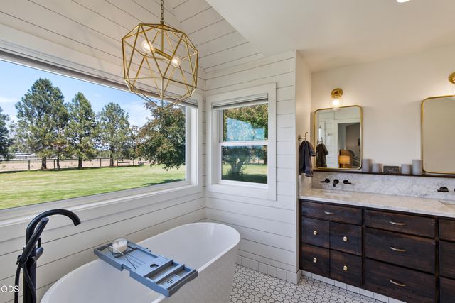 66300 White Rock Loop, Bend, OR 97703