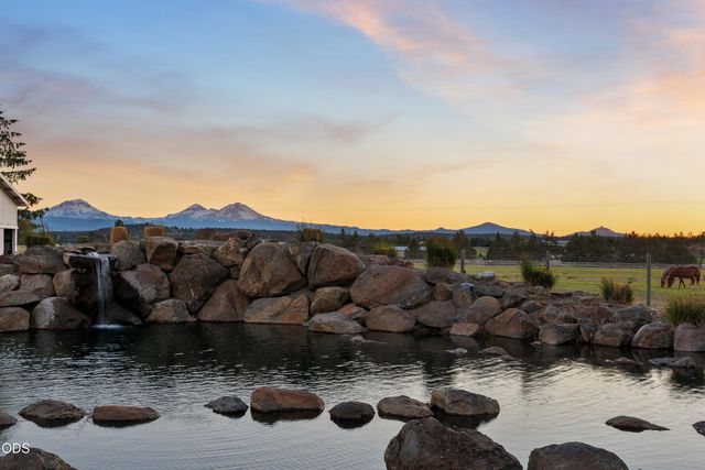 66300 White Rock Loop, Bend, OR 97703