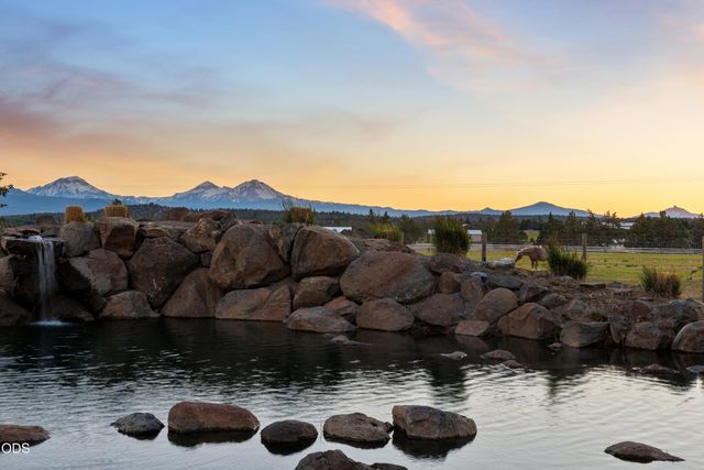 66300 White Rock Loop, Bend, OR 97703