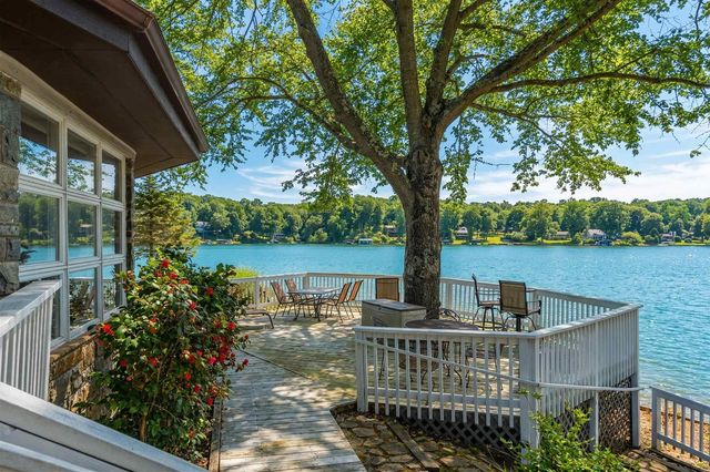 1743 N LAKESHORE DR, Louisa, VA 23093