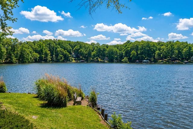 1743 N LAKESHORE DR, Louisa, VA 23093