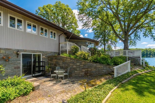 1743 N LAKESHORE DR, Louisa, VA 23093