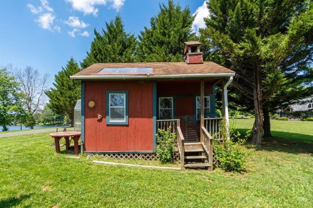 1743 N LAKESHORE DR, Louisa, VA 23093