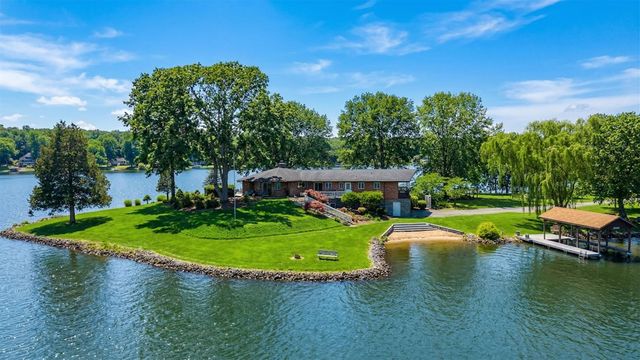 1743 N LAKESHORE DR, Louisa, VA 23093