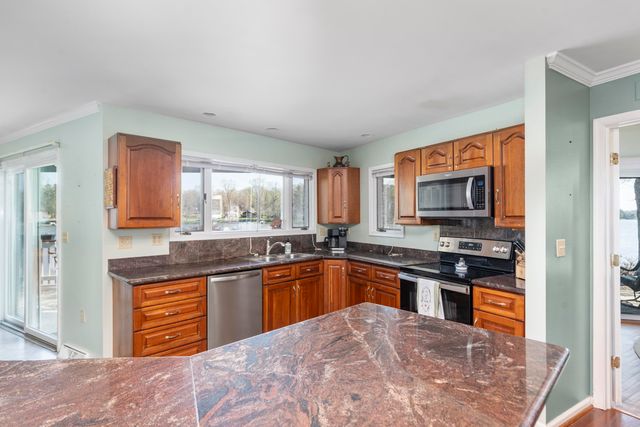 1743 N LAKESHORE DR, Louisa, VA 23093