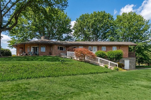 1743 N LAKESHORE DR, Louisa, VA 23093