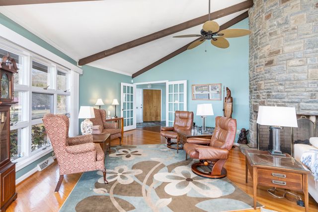 1743 N LAKESHORE DR, Louisa, VA 23093