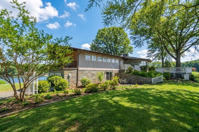 1743 N LAKESHORE DR, Louisa, VA 23093