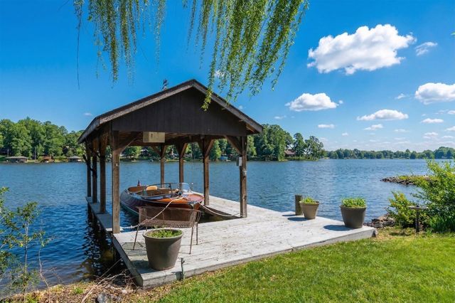 1743 N LAKESHORE DR, Louisa, VA 23093
