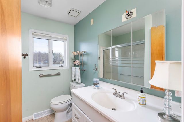 1743 N LAKESHORE DR, Louisa, VA 23093