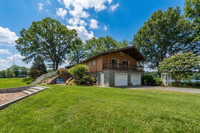1743 N LAKESHORE DR, Louisa, VA 23093