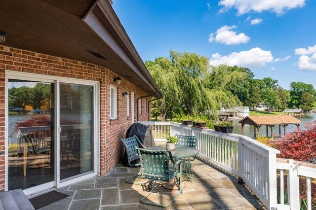 1743 N LAKESHORE DR, Louisa, VA 23093