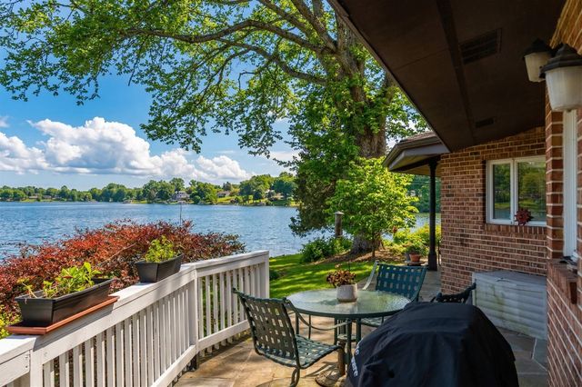 1743 N LAKESHORE DR, Louisa, VA 23093