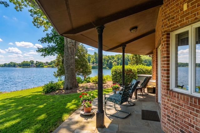 1743 N LAKESHORE DR, Louisa, VA 23093